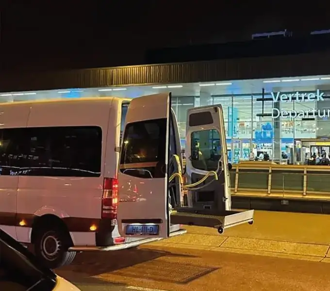 Rolstoelbus bij Schiphol voor reizigers uit Zoetermeer
